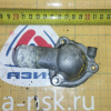 Корпус термостата Nissan GA15-DE/GA16-DE выход наискосок NEW без датчика ( крышка )