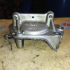 Крепление подушки ДВС Toyota 1MZ/2MZ/3MZ Harrier/Kluger V MCU15/MCV20/MHU28/MHU38/MHU48 верх на блок двс перед, прав н 12315-20020