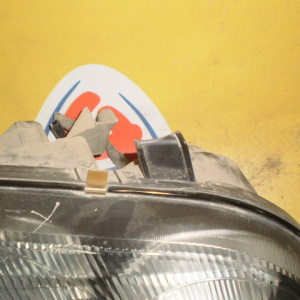 Фара TOYOTA прав Ipsum SXM10 Дефект крепления