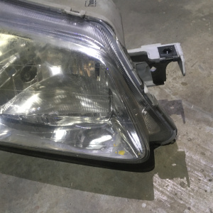 Фара Mazda прав Familia BJ5W '1998-2000