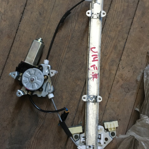 Стеклоподъемник NISSAN Bluebird U14 перед, прав