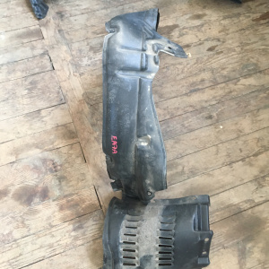 Подкрылок MITSUBISHI Legnum EA1A перед, прав MR415130