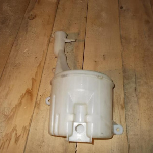 Бачок омывателя Toyota NCP10/NCP20/NCP30/NCP50/NCP80 Vitz/Platz/Funcargo/bB/Probox/ist/Sienta (1.8л.)