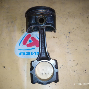 Поршень с шатуном NISSAN SR20 с выемкой под клапана, диаметр пальца 22мм.