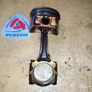 Поршень с шатуном Nissan SR20-DE Serena C24 без выемки под клапана, диаметр 22/51 мм.