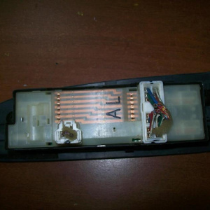 Пульт стеклоподъемника NISSAN AD/Wingroad Y11 перед, прав