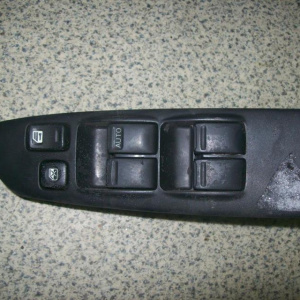 Пульт стеклоподъемника NISSAN Avenir W11 перед, прав