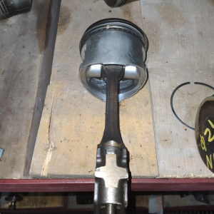 Поршень с шатуном NISSAN NA20 3 кольца, диаметр пальца 21мм.