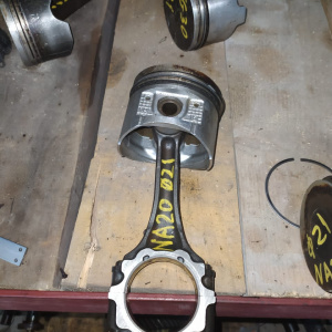 Поршень с шатуном NISSAN NA20 3 кольца, диаметр пальца 21мм.