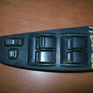 Пульт стеклоподъемника TOYOTA Avensis AZT250 перед, прав