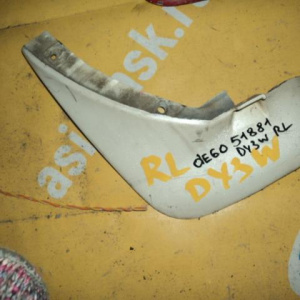 Брызговик Mazda Demio DY3W зад, лев