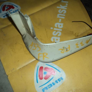 Брызговик NISSAN Cefiro A33 перед, прав