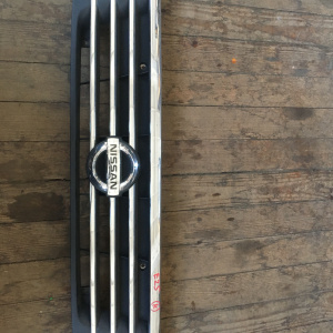 Решетка радиатора NISSAN Caravan E25 62310 VW000/100  62312 VW000/100