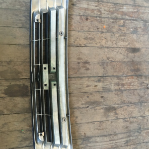 Решетка радиатора NISSAN Caravan E25 62310 VW000/100  62312 VW000/100