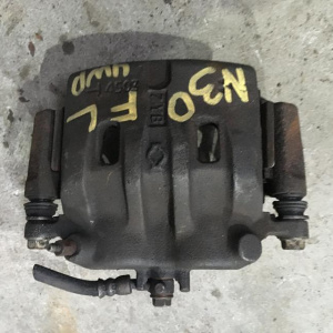 Суппорт Nissan RNN30 R'nessa перед, лев 4WD (2 поршня)