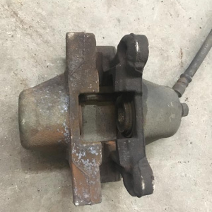 Суппорт TOYOTA GX110/GX115/JCG10/GXE10 зад, лев 2WD/4WD