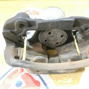 Суппорт Toyota GX100/LX100/GS151H Mark II/Chaser/Cresta '1998-2000 перед, лев ПОД ДИСК 255 *22 (Beams) 47750-22330