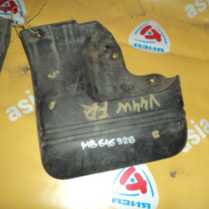 Брызговик MITSUBISHI Pajero V24W перед, прав под ушир.