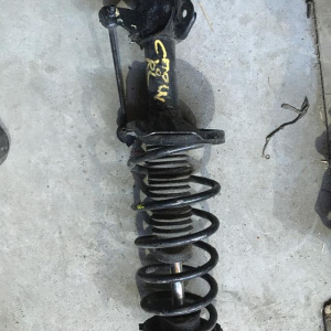 Стойка Mazda CP8W Premacy зад, лев Ухо в низу.