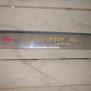 Ветровик MITSUBISHI Chariot N94W зад, лев