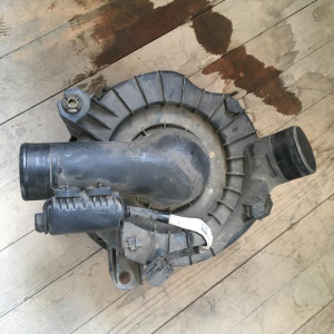 Корпус воздушного фильтра Mazda SKF2T RF Bongo