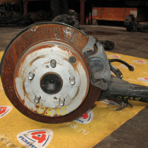 Балка Toyota SV50/AZV50/ZZV50 Vista/Vista Ardeo '2000-2003 в сборе с тросами ручника. R ABS DISK.