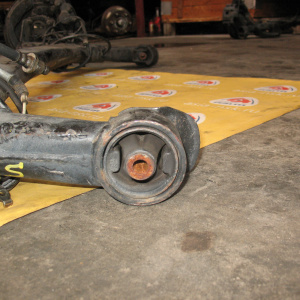 Балка Toyota SV50/AZV50/ZZV50 Vista/Vista Ardeo '2000-2003 в сборе с тросами ручника. R ABS DISK.