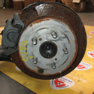 Балка Toyota SV50/AZV50/ZZV50 Vista/Vista Ardeo '2000-2003 в сборе с тросами ручника. R ABS DISK.