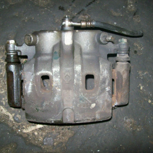 Суппорт NISSAN T30 перед, лев