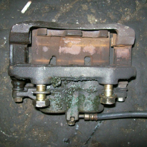 Суппорт NISSAN T30 перед, лев