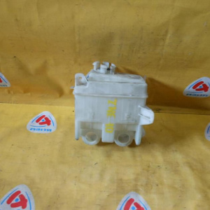 Бачок омывателя TOYOTA ZNE10/ANM10 Wish /Isis под 2 моторчика. Без горловины.