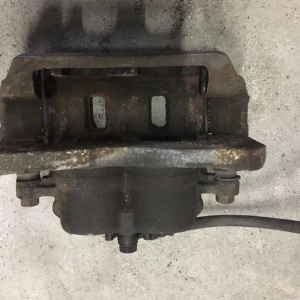 Суппорт Subaru SF5/GF8/GC8/BH5/BG9/BE5 Forester/Impreza/Legacy перед, лев под диск 277х24 (43-17) 26291AC030/26291AC031