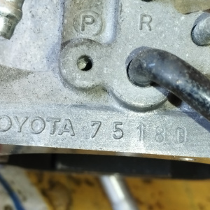 Заслонка дроссельная Toyota 3RZ Granvia RCH11 22270-75030 / 22210-75180 ТРАМБЛЕРНАЯ ( 22270-75030 датчик х/х )