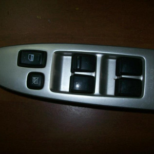 Пульт стеклоподъемника TOYOTA Noah AZR60