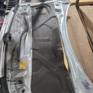 Капот Mitsubishi Grandis NA4W '2003-2005 дефект