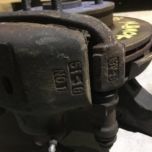 Ступица Toyota AE100/AE101/AE110/EE100/EE101/EE110/EE111/AE104/AE114 Corolla/Sprinter перед, прав 2WD/4WD Суппорт-(51-18).Без ABS.В сборе. Диаметр диска- 238