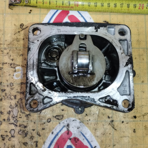 Вакуумный насос Toyota/Nissan 2C/3C/RD28 Lite Ace Noah CR50/Y60 на головку ( трубки с передней стороны ) 29300-64100