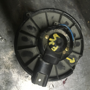 Моторчик печки MITSUBISHI EA1W/F31A дефект крепления