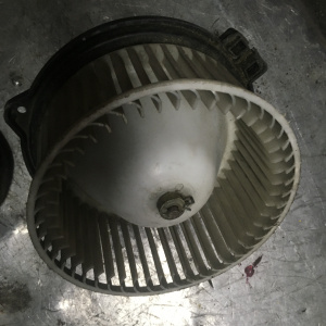 Моторчик печки MITSUBISHI EA1W/F31A дефект крепления