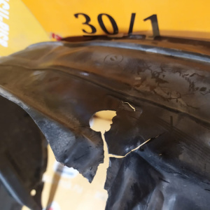 Подкрылок SUBARU Forester SF5 перед, лев дефект