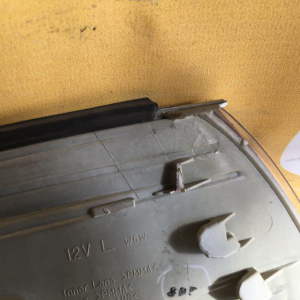 Габарит TOYOTA L Mark II GX100 дефект крепления