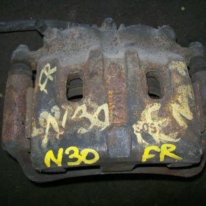 Суппорт Nissan PNN30 R'nessa перед, прав 4WD (2 поршня)