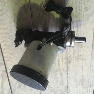 Главный тормозной цилиндр Mazda DW3W Demio чугун