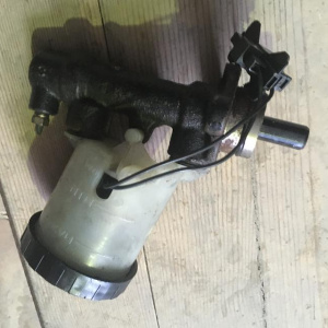 Главный тормозной цилиндр Mazda DW3W Demio чугун