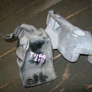 Подушка двигателя Nissan HR15 E11/C11 перед, прав
