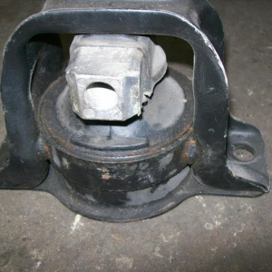 Подушка двигателя Nissan MR18 C11 перед, прав 11210-ED800