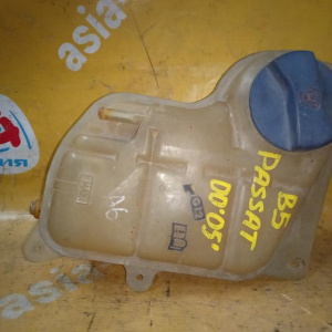 Бачок расширительный Audi A4/A6 B5/8D2/C5/4B2/3B2/3B3/3U4 Volkswagen Passat с датчиком 8D0121403L