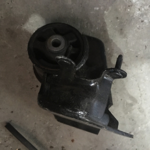 Подушка двигателя Mazda FP Capella GF8P/GW8W '1997- a/t 2-х поддонная перед, лев ( GA2C ) GE6T-39-070A