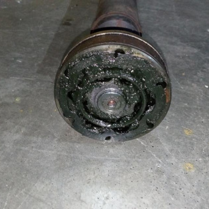 Кардан Audi B6/8E2 A4 BBJ/AKE/AMB R 1.8T 5AT (дефект подвесного) 8E0521101D