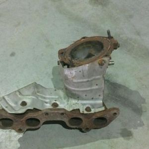 Коллектор выпускной TOYOTA 3S-FE Rav4 SXA10 кислородник прикручивается сбоку на 2 болта